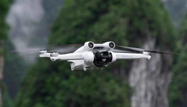 Kompaktný kamerový dron DJI Mini 3 Pro.