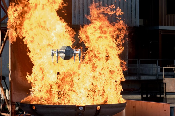 Ohňovzdorný dron FireDrone zostáva funkčný aj po vystavení teplote 200 ºC počas 10 minút.