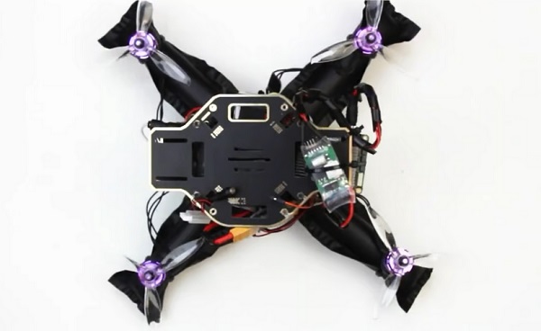 Nafukovací rám dronu SoBar váži len 10 gramov.