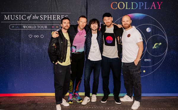 "Skupina Coldplay je pre nás neuveriteľným partnerom a som nadšený, že náš plastový úlovok pomohol uviesť Moon Music do života," povedal Boyan Slat z organizácie Ocean Cleanup. "Zabezpečenie toho, aby sa plast, ktorý vylovíme, už nikdy nedostal do morského prostredia, je pre našu misiu veľmi dôležité a ja sa teším, ako budeme spolu s kapelou Coldplay a našimi ďalšími partnermi pokračovať v inováciách, aby sme oceány zbavili plastov - spoločne."