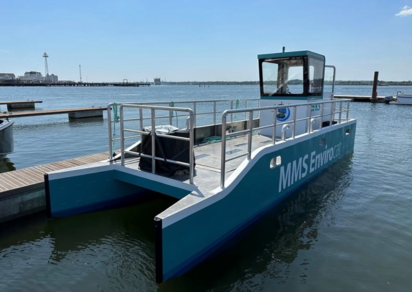Elektrické plavidlo MMS Envirocat 8.5 na čistenie plastového odpadu z vodných tokov.