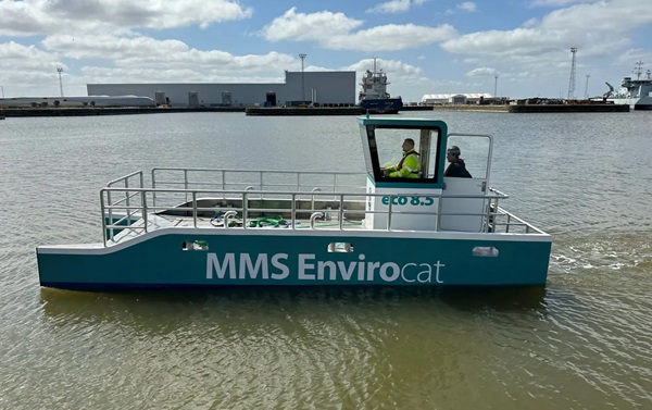 Elektrické plavidlo MMS Envirocat 8.5 na čistenie plastového odpadu z vodných tokov.