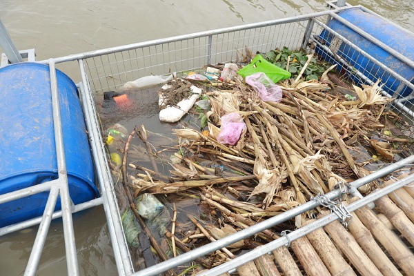 Lapač plastového odpadu nainštalovaný na vietnamskej rieke Song Hong (Červená rieka).