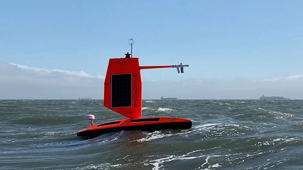 Autonómny vodný dron Saildrone pre monitorovanie hurikánov.