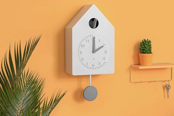 Nástenné inteligentné kukučkové hodiny Amazon Smart Cuckoo Clock.