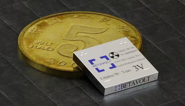 Diamantová nukleárna batéria Betavolt BV100 je menší ako minca.