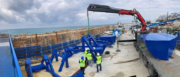 Prvá várka plavákov Eco Wave Power dorazila do prístavu Jaffa v januári 2022.