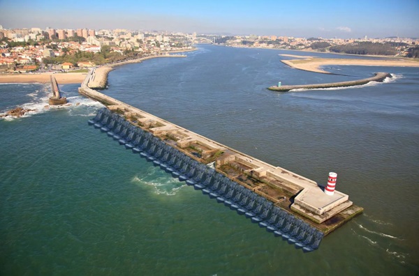 Prvá megawattová stanica na využívanie energie z vĺn Eco Wave Power bude postavená v meste Porto na severe Portugalska.