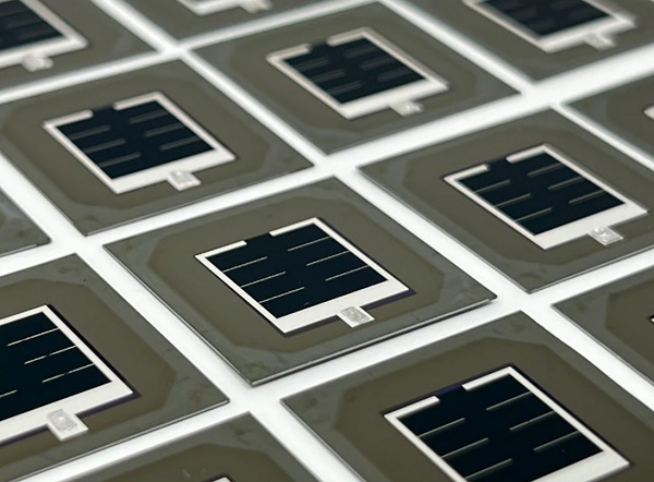 Ukážka nových rekordných tandemových solárnych článkov kremík / perovskit, ktoré vyvinuli výskumníci z KAUST.