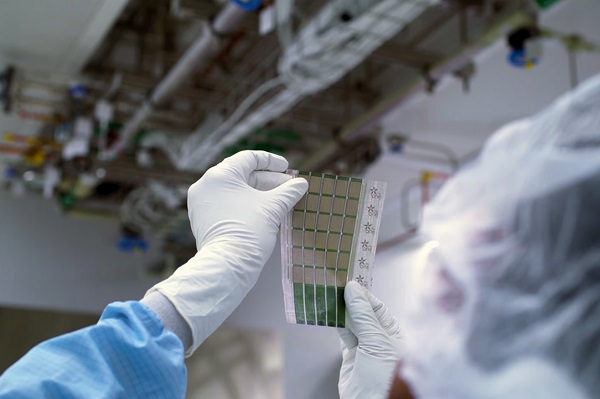 Nové flexibilné solárne články z MIT sú stokrát ľahšie ako bežné solárne panely.