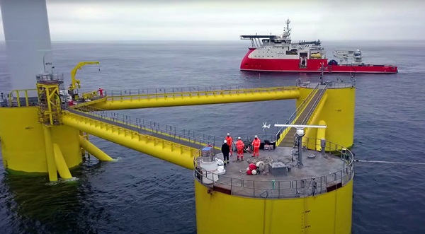 Bližší pohľad na poloponornú plošinu Windfloat Atlantic, s ľuďmi pre porovnanie.