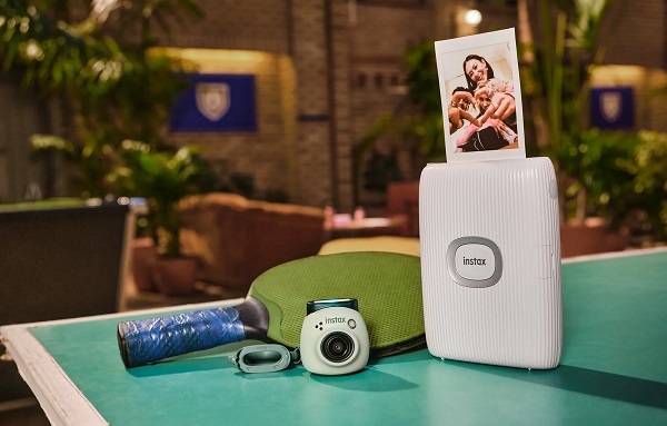 Kompaktný digitálny fotoaparát Fujifilm Instax Pal s možnosťou tlače instantnej fotografie.