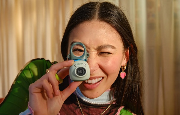 Kompaktný digitálny fotoaparát Fujifilm Instax Pal s možnosťou tlače instantnej fotografie.