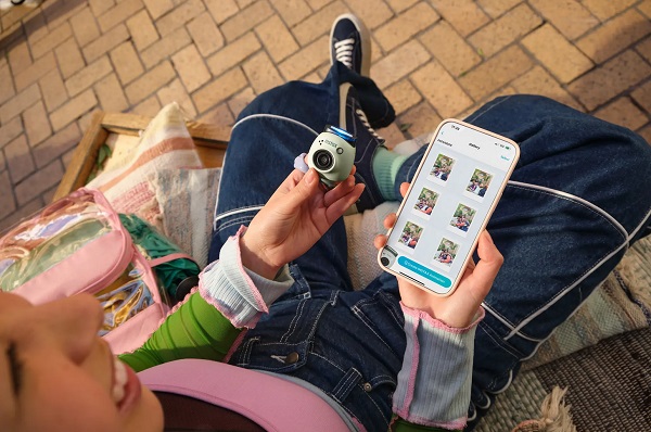 Kompaktný digitálny fotoaparát Fujifilm Instax Pal s možnosťou tlače instantnej fotografie.