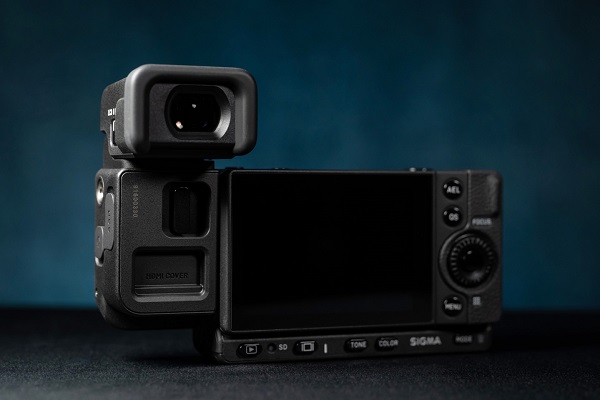 Bezzrkadlový fulll-frame fotoaparát Sigma fp L s voliteľným elektronickým hľadáčikom EVF-11.