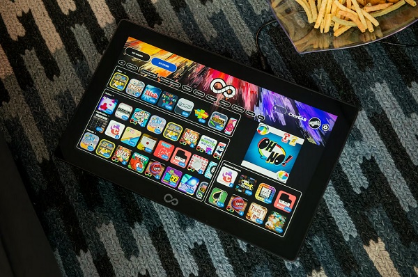 Špeciálny tablet pre hranie digitálnych stolných hier Infinity Game Board.
