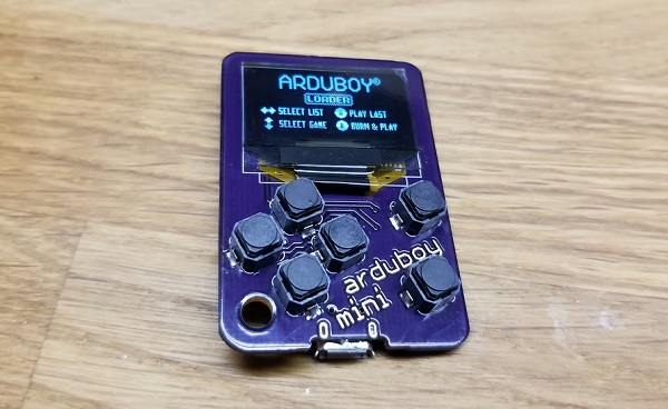 Miniatúrny prenosný herný systém Arduboy Mini.