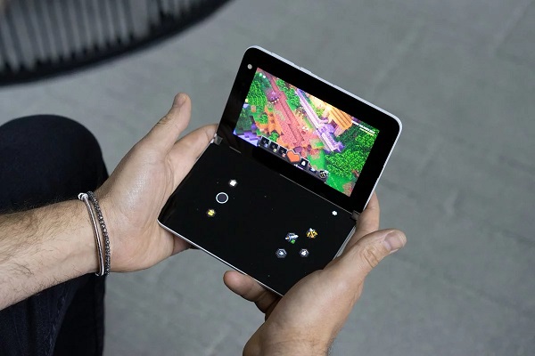 Aktualizácia aplikácie umožňuje hráčom používať druhý displej smartfónu Surface Dua ako digitálny ovládač podobný ovládaču hernej konzoly Xbox.
