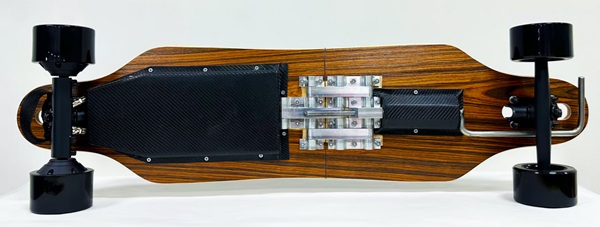 Skladací elektrický longboard Corsair F4U.