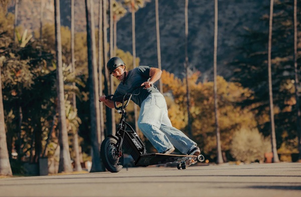 Kombinácia bicykla BMX a skejtbordu Dryft Board.