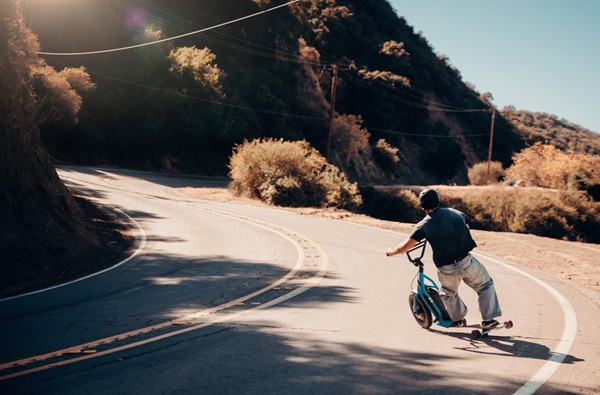 Kombinácia bicykla BMX a skejtbordu Dryft Board.