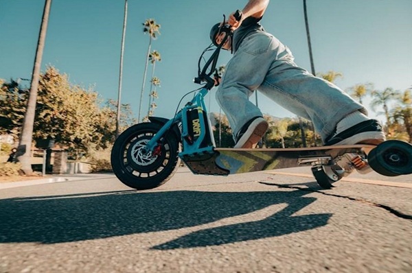 Kombinácia bicykla BMX a skejtbordu Dryft Board.