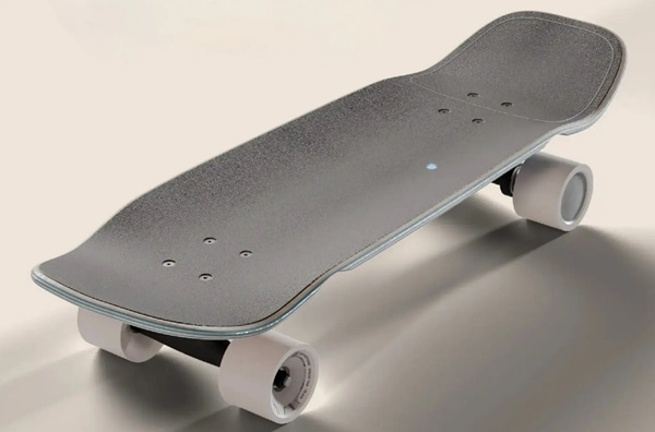 Elektrický skejtbord s tempomatom Liquid Skateboard.