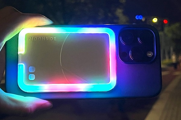 Multifunkčné RGB svetlo MagLight pre smartfón.