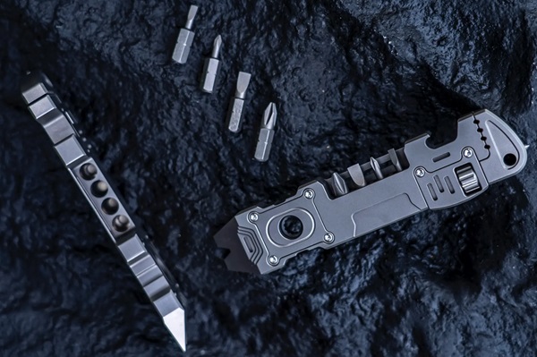 Titánový multifunkčný nástroj Comandi-CC Titanium EDC 6-in-1 Multi-Tool Pry Bar/Wrench.