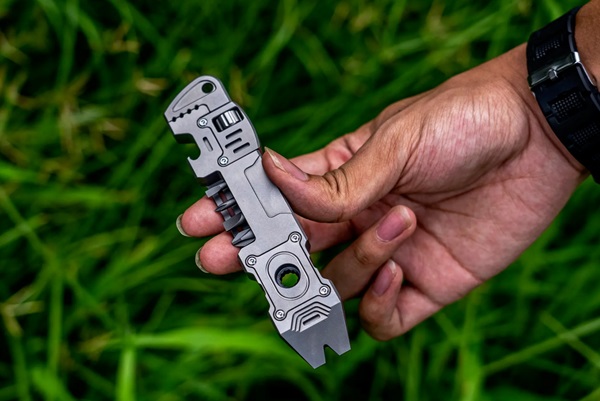 Titánový multifunkčný nástroj Comandi-CC Titanium EDC 6-in-1 Multi-Tool Pry Bar/Wrench.