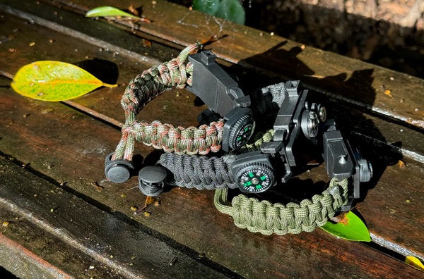Multifunkčný náramok na prežitie MultiMighty Paracord Survival Bracelet.