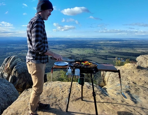 Prenosný stojanový gril iKSPLOR Adventure BBQ.