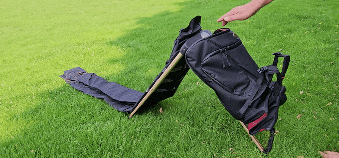 Batoh OasisGo Air Lounger s nafukovacím ležadlom.