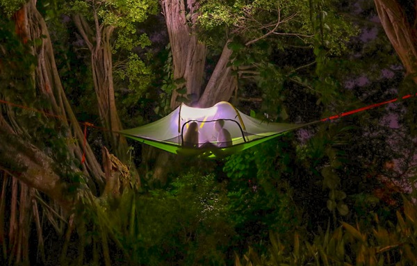 Závesný stan pre troch Tentsile Stingray Lite.