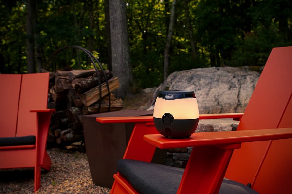 Bat&eacute;riov&yacute; odpudzovač kom&aacute;rov so svetlom Thermacell EL55.