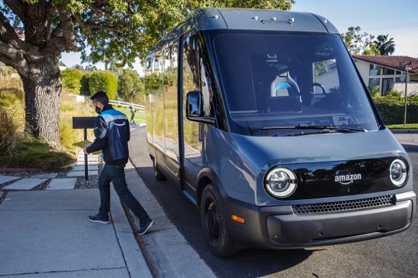 Prvé zákazkové elektrické dodávkové vozidlá Amazon vyrazili na cesty v Los Angeles.