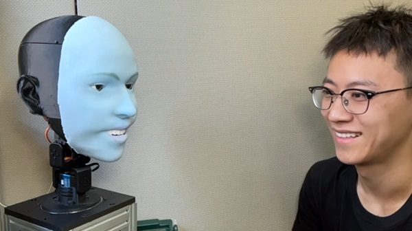Robotická hlava Emo dokáže predvídať, kedy sa človek chystá usmiať a reaguje na to vlastným úsmevom.