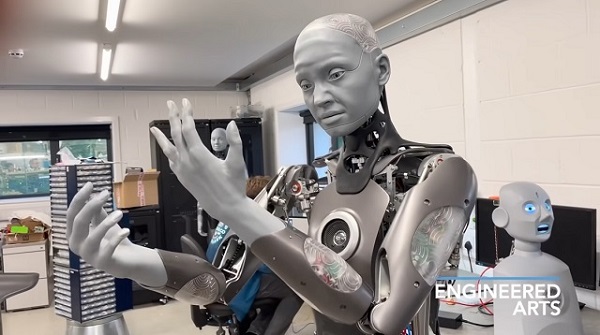 Humanoidný robot Amaca s reálnou mimikou tváre.