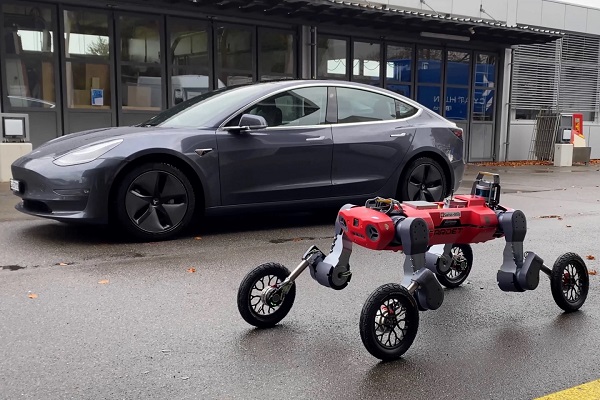Štvornohý robot na kolesách Swiss-Mile Robot sa preteká s Teslou.