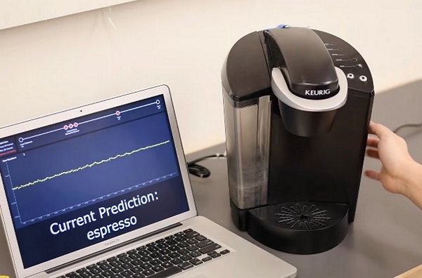 Kávovar vybavený technológiou SAWSense možno ovládať rôznymi pohybmi ruky po jeho povrchu.