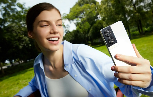 Model bez 5G je vybavený 50-megapixelovým hlavným fotoaparátom, 5-megapixelovým ultraširokouhlým a 2-megapixelovým makro fotoaparátom.