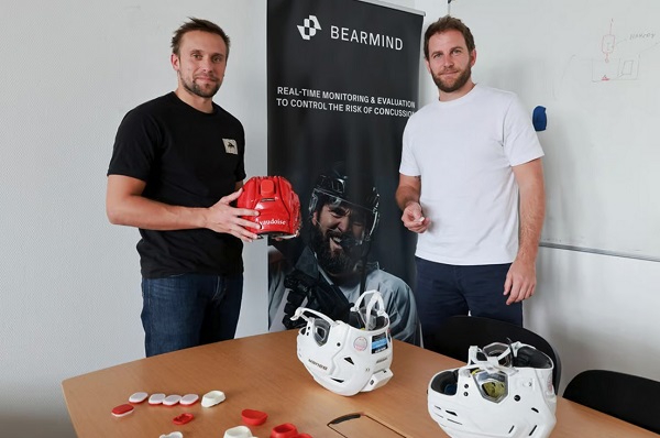Tom Bertrand (vľavo) a Mathieu Falbriard s jednou zo svojich inteligentných hokejových prilieb Bearmind.