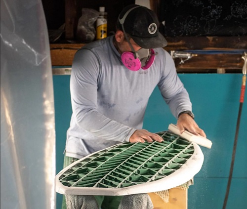 Surf vyrobený z 3D tlačeného recyklovaného plastu Sea Mink.