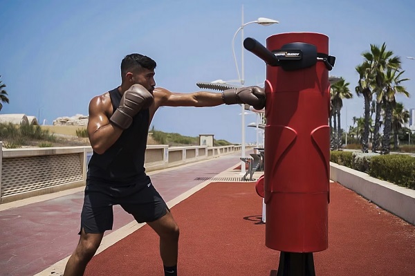 Robotická tréningová pomôcka pre boxerov Boxing Buddy.