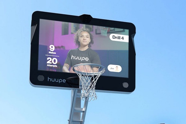 Inteligentný basketbalový kôš s interaktívnou doskou Huupe.