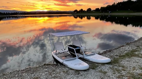 Kombinácia paddleboardov a katamaranu v jednom plavidle Supmaran.