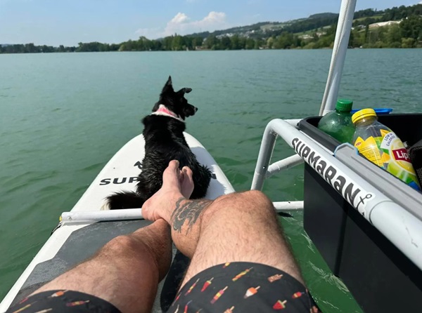 Kombinácia paddleboardov a katamaranu v jednom plavidle Supmaran.