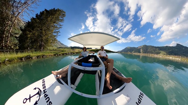 Kombinácia paddleboardov a katamaranu v jednom plavidle Supmaran.