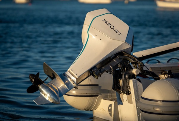 Elektrický prívesný motor ZeroJet Outboard.