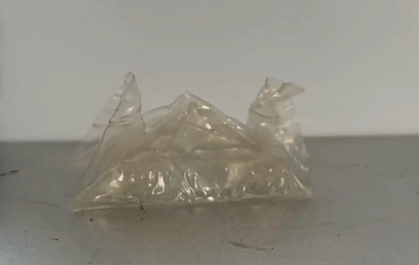Vzorka nového plastu VPR, ktorý sa po sploštení a zahriatí vrátil do svojho tvaru origami žeriava.